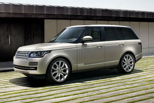 Auto range rover vicino a casa
