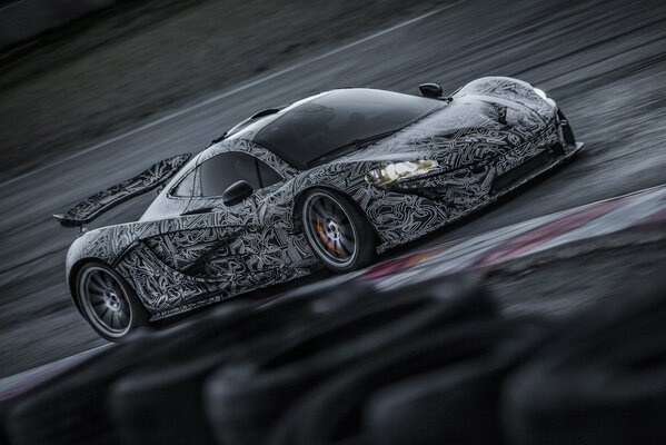 McLaren p1 Supersportwagen Schwarz mit weißer Airbrush