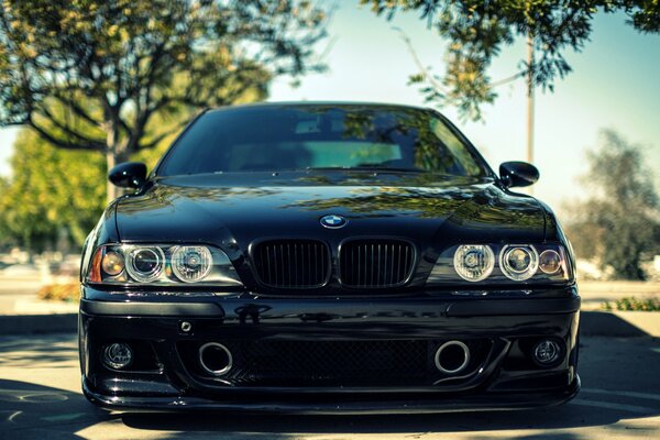 Auto BMW della quinta serie di colore Nero