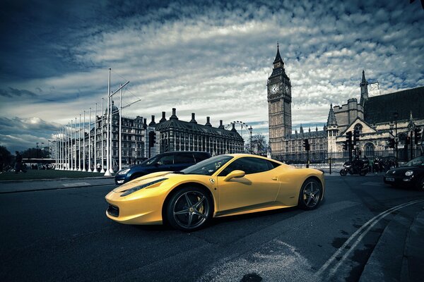 Gelber Ferrari auf dem Hintergrund des Londoner Big Ben