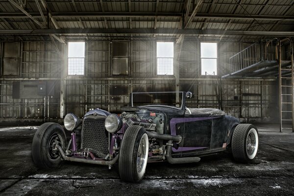 Vecchia auto sullo sfondo dell hangar