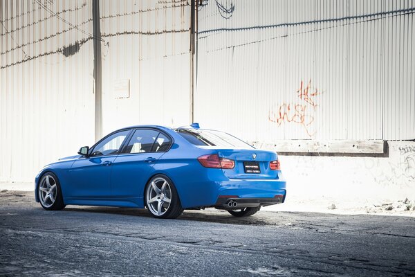 Blauer bmw Tuning-Wagen