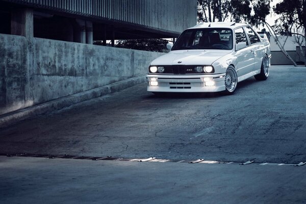 BMW M3 blanco en la trigésima carrocería en el descenso
