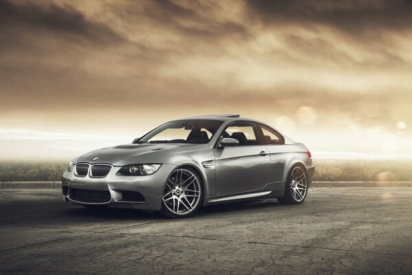 Bmw M3 szare pod niebem apokalipsy