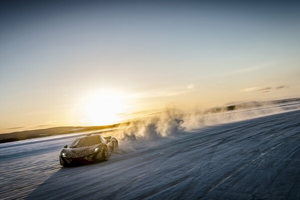 La supercar mclaren p1 roule à la vitesse de la neige