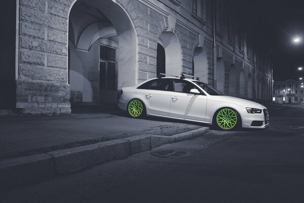 Audi A4 avec Jantes jaunes