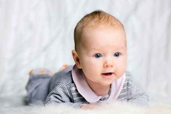 Petit bébé aux yeux bleus