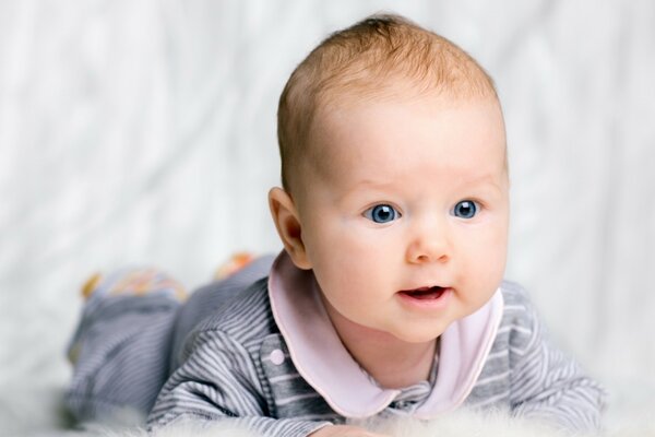 Niño de ojos azules en pijama a rayas