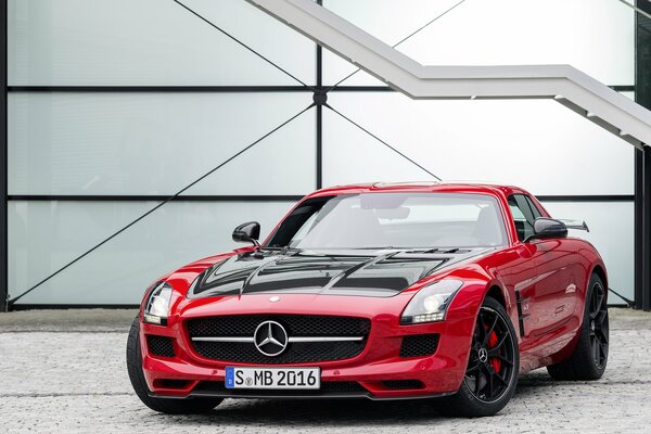 Samochód sportowy marki Mercedes w kolorze czerwonym i czarnym
