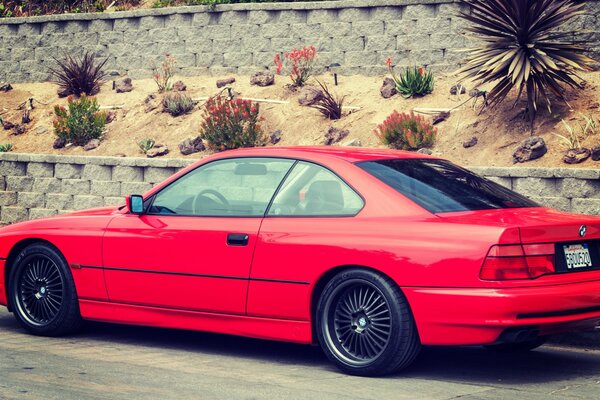 Un BMW rojo en el país caliente de 1997