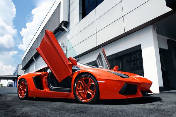 Voiture lamborghini aventador avec intérieur ouvert sur fond de salle de production