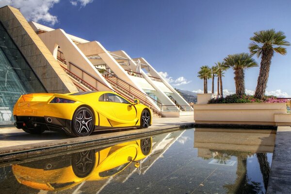 Supercar jaune décidé de se reposer