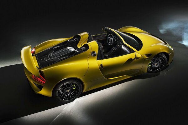 Voiture de sport convertible couleur or