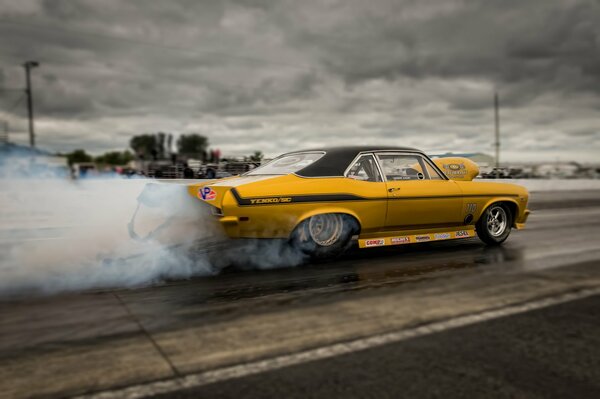 Muscle car Chevrolet Camaro sur Goku drag racing