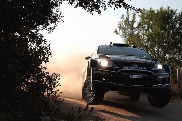 Auto sportiva Ford Fiesta guida su strada