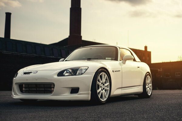 Weißer Honda s2000 Turbo bei Sonnenaufgang