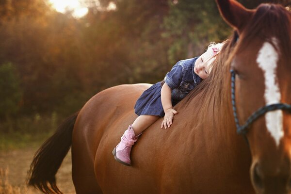 La ragazza giace a cavallo