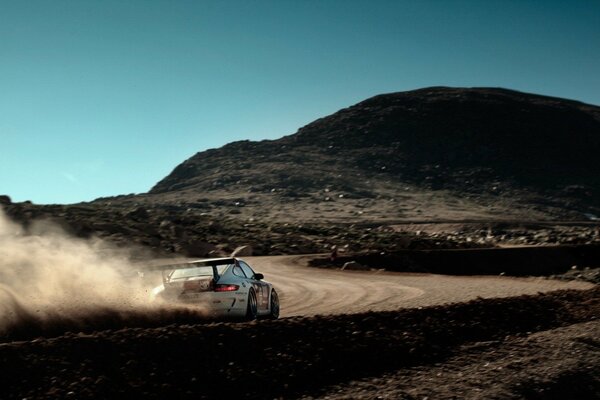 Porsche 911 en una pista de tierra en las montañas