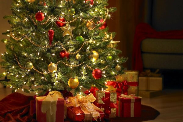 Regali sotto l albero di Natale in rosso e oro