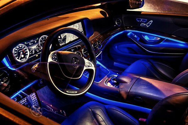 Iluminación interior azul en mercedes-benz