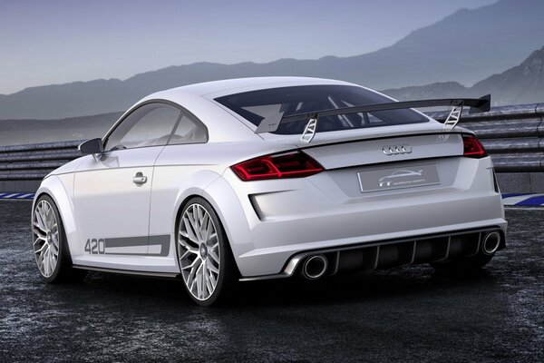 Blanco tuneado Audi TT se encuentra en la pista