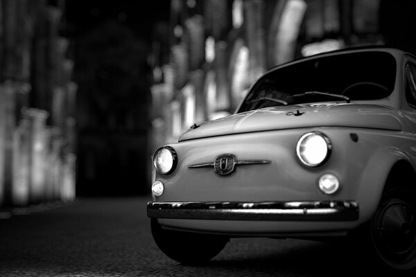 Retro-Auto Fiat 500 in Schwarz und weiß