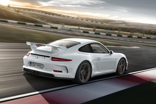 Porsche auf der Rennstrecke in der Sonne