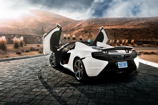 Weißer mclaren-Supersportwagen mp4-12c