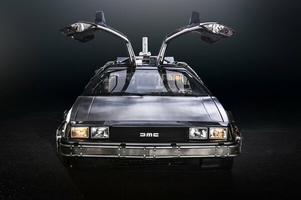 Delorian scuro dal film Ritorno al futuro