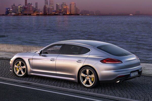 Zdjęcie Porsche podczas zachodu Słońca na tle morza