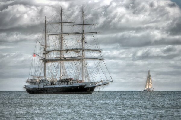 El barco es arte. Se ve muy bien en el horizonte del cielo gris y la amplia superficie del océano