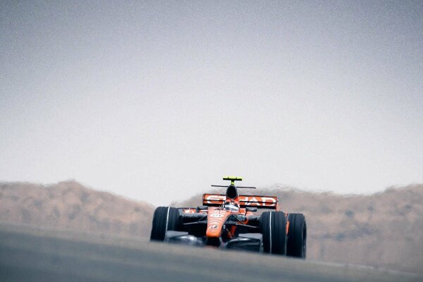 Carriola sportiva sul circuito di Formula