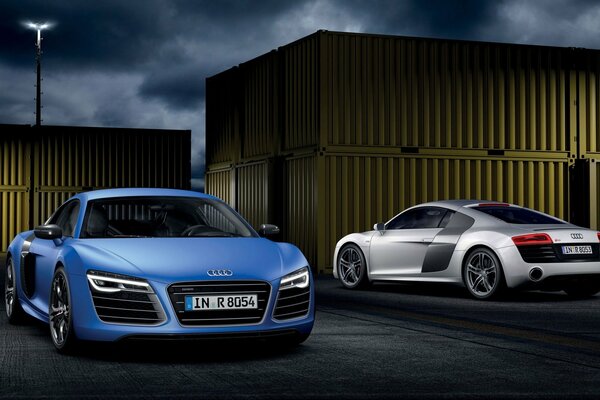 Audi r8 azul y plata sobre el fondo de los contenedores