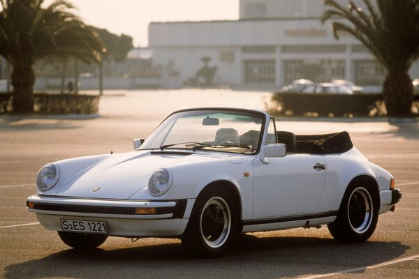 Weißes Porsche Cabrio an einem sonnigen Tag geparkt