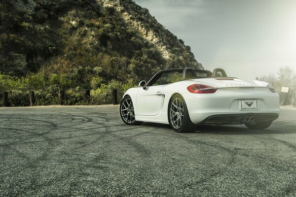 Porsche driftet im Bergland