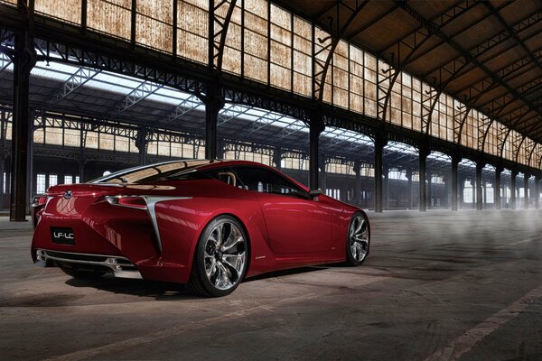 Czerwony Lexus w zadaszonym hangarze