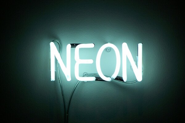 Neon na czarnym tle