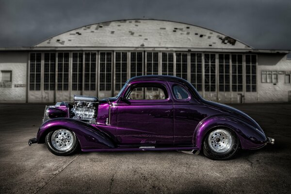 Voiture pourpre classique Hot Rod dans la rue rétro