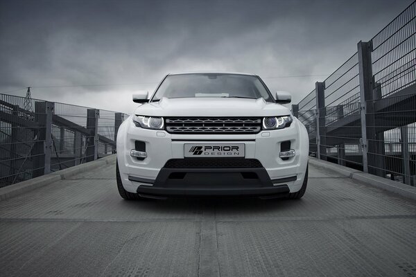 White Land Rover de pie en el puente