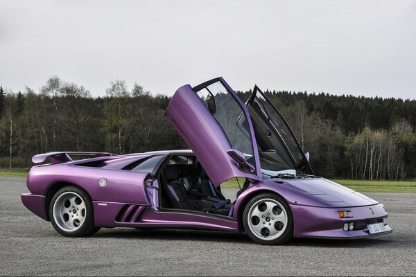 Lamborghini violet avec portes surélevées