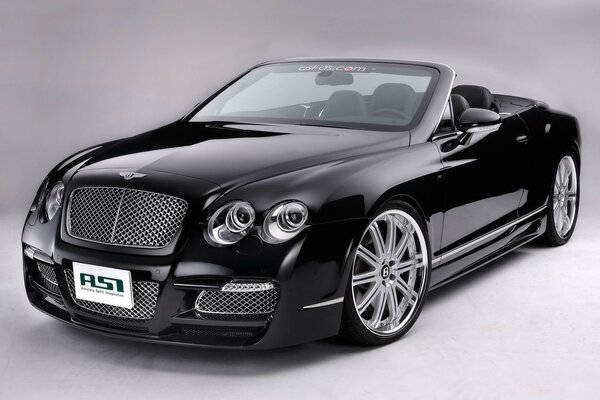 Schwarzes Bentley Cabrio auf grauem Hintergrund