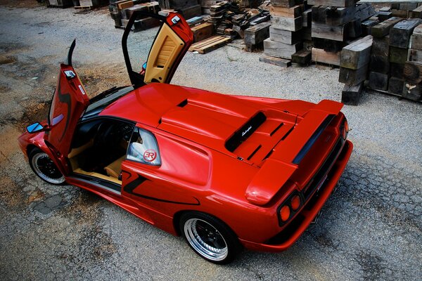 Lamborghini rouge avec portes ouvertes vers le haut