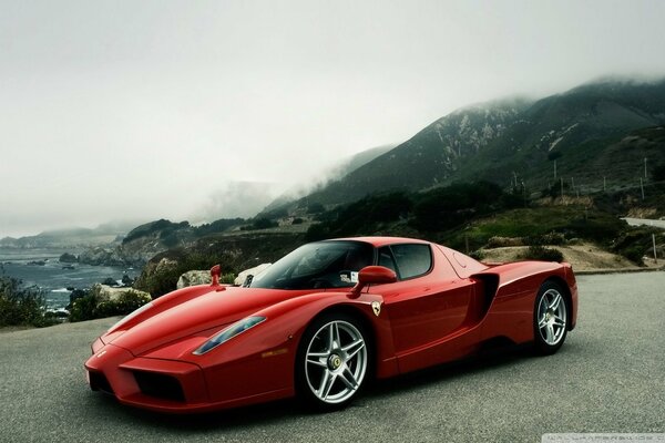 Ferarri rojo en el fondo de las rocas