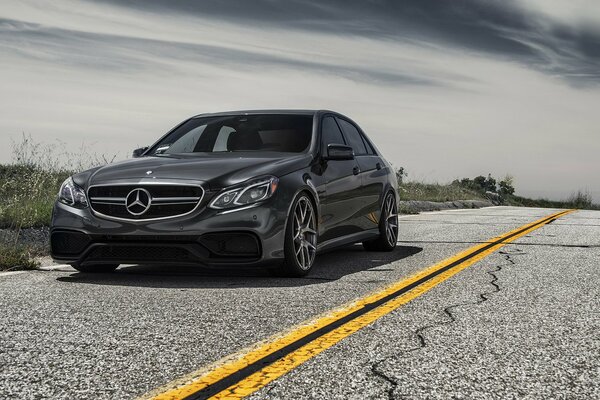 Черный премиальный автомобиль mercedes-benz e63