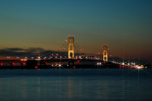 Ciudad con puente al atardecer