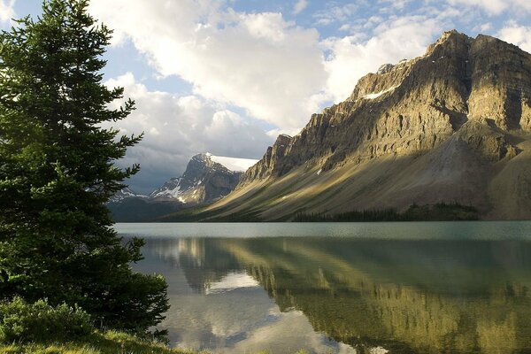 The river at the foot of the mountains, fascinating nature