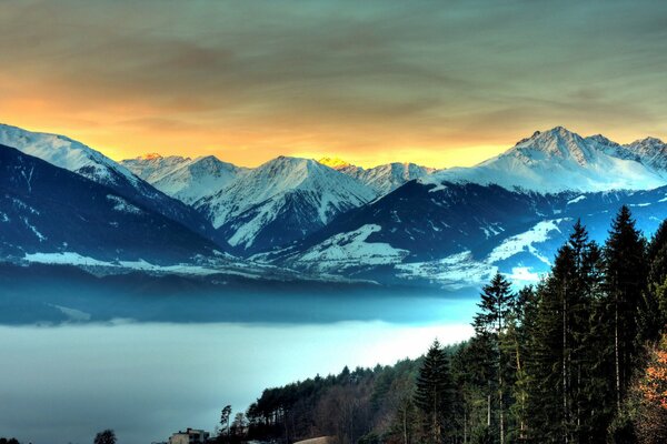 Montagne innevate e cielo nella superficie blu del Lago