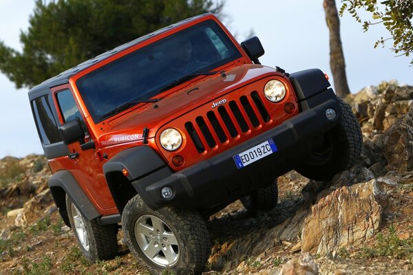 Czerwony Jeep regnler w pochyłości