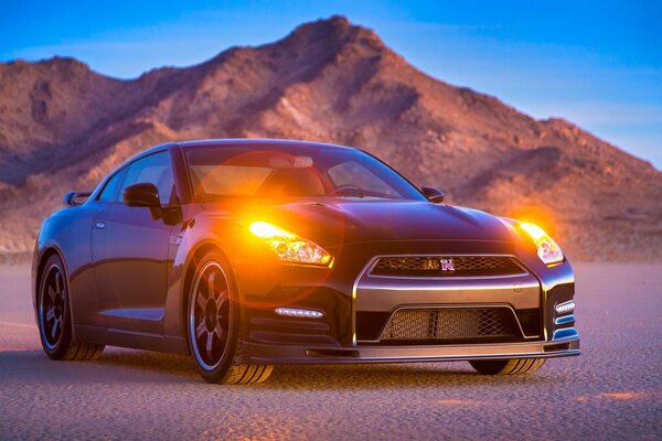 Samochód Nissan gt-R 2014 na tle góry