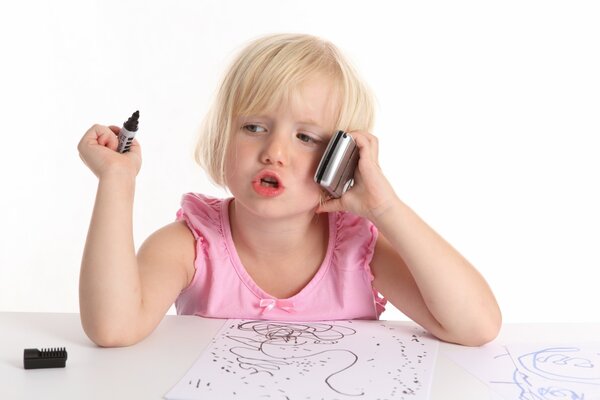 Ragazza parla al telefono